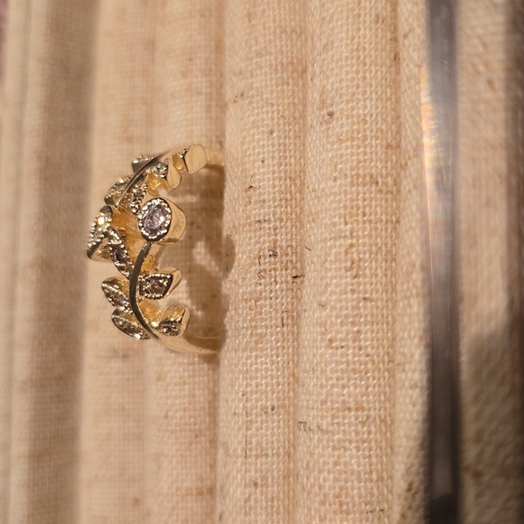 FASHION JEWELRY SILVERTONE & GOLDTONE FLORAL RING SIZE 7 - Picture 1 of 12